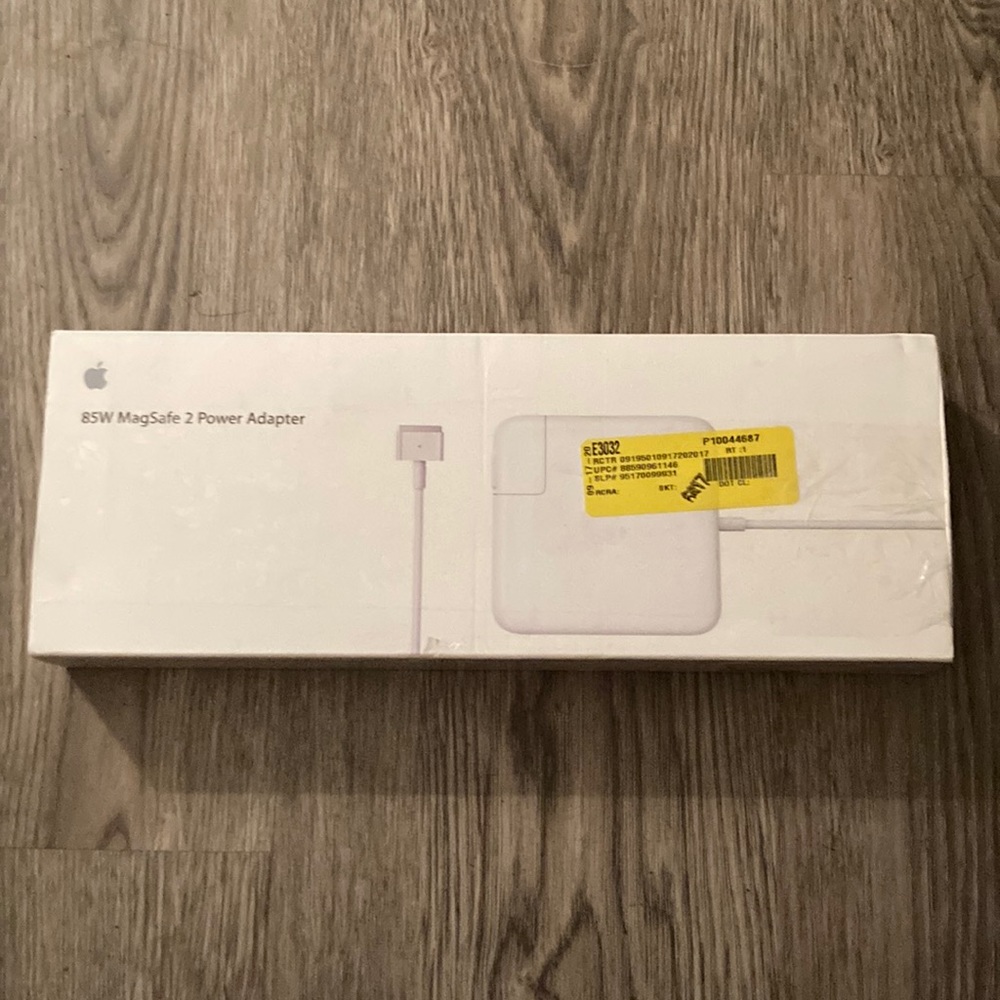 Apple 🍎 85W MagSafe 2 Power Adapter.